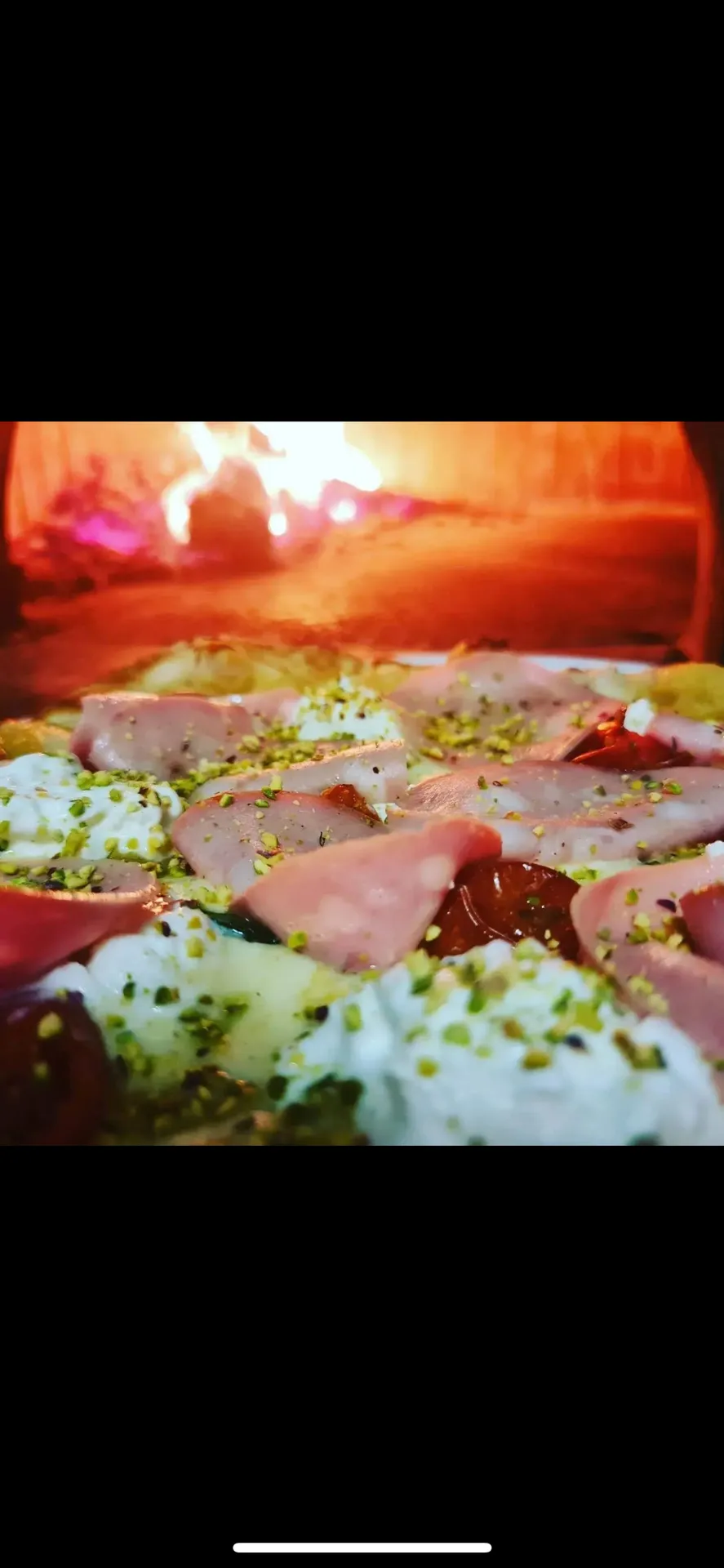 Pizza napoletana con ingredienti freschi