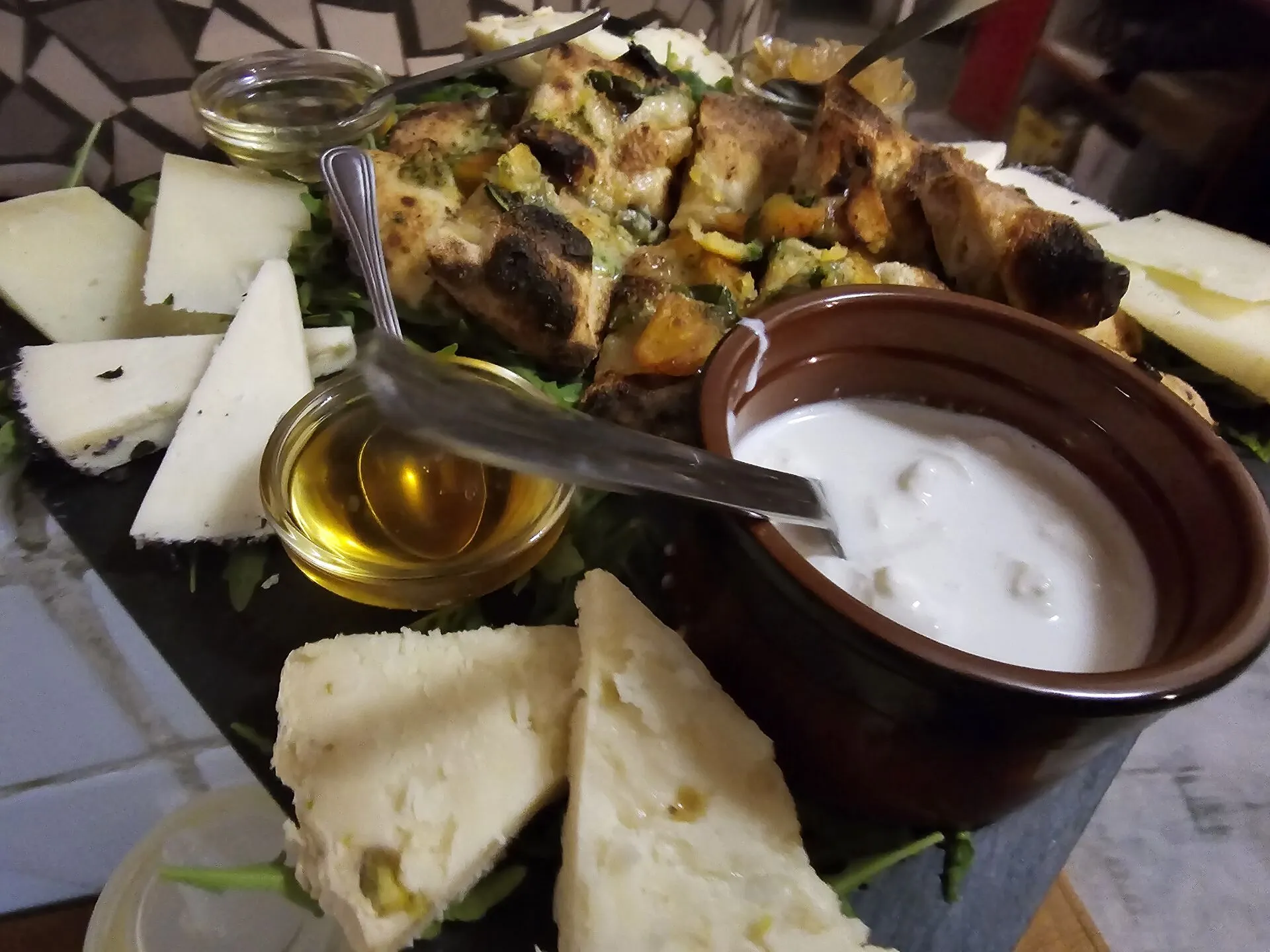 Pizza gourmet con topping selezionati